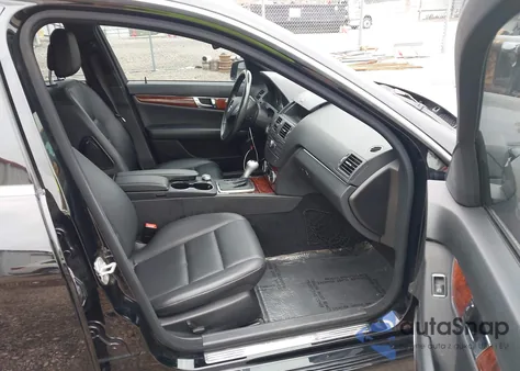 2011 Mercedes-Benz C 300 Sport z USA, uszkodzony, nr VIN WDDGF5EB5BA525563